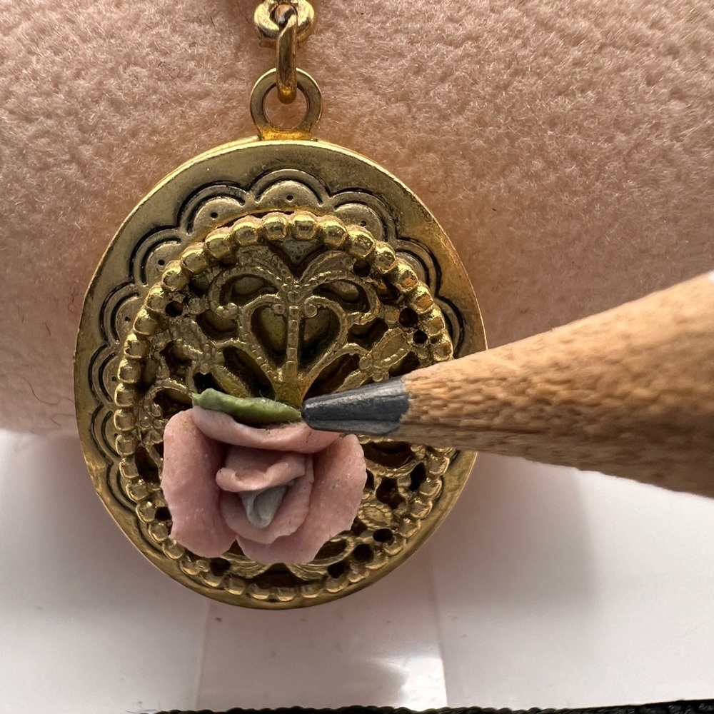 Vintage 1928 Pink Rose Locket on a gold tone chain - Picture 3 of 12